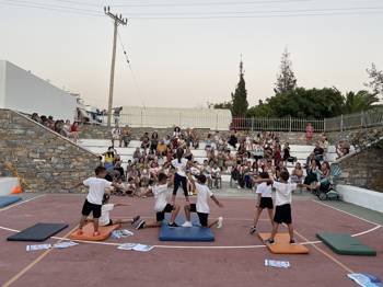 Επτά παιδιά παρουσιάζουν μια χορογραφία μπροστά σε κοινό που χειροκροτά